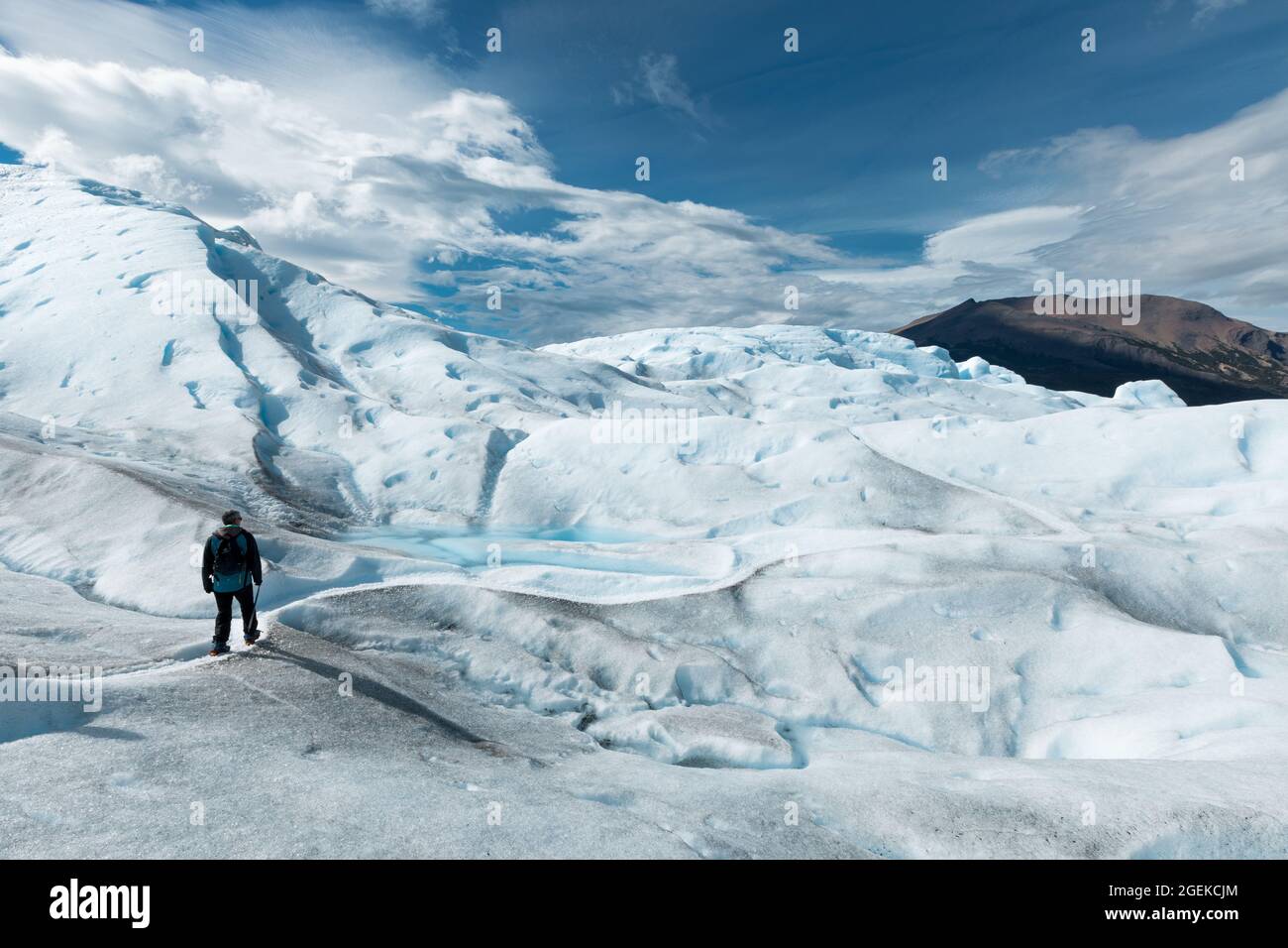 Un homme sur la formation de glace du glacier Perito Moreno Banque D'Images
