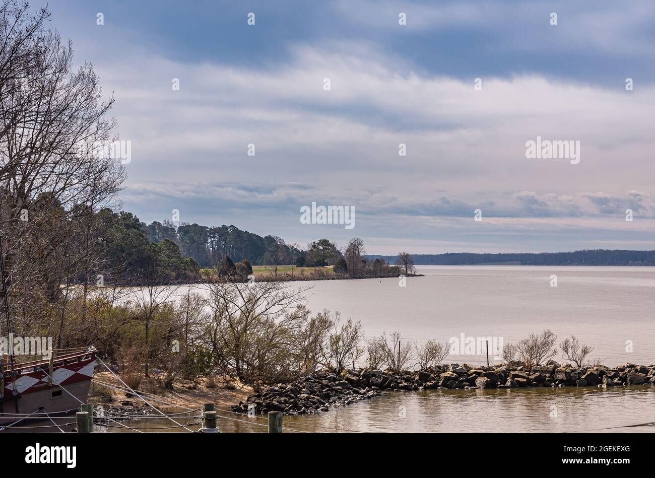 Jamestowne, va, Etats-Unis - 1er avril 2013 : site historique. Rivière James d'eau grise sous un paysage bleu avec des arbres à feuillage brun et vert sur le rivage. Arc Banque D'Images