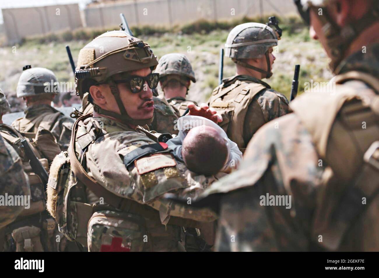 Kaboul, Afghanistan. 20 août 2021. Un soldat américain réconforte un bébé alors qu'il est amené en sécurité lors de l'évacuation des non-combattants à l'aéroport international Hamid Karzaï, dans le cadre de l'opération alliés refuge le 20 août 2021 à Kaboul, en Afghanistan. Credit: Planetpix/Alamy Live News Banque D'Images