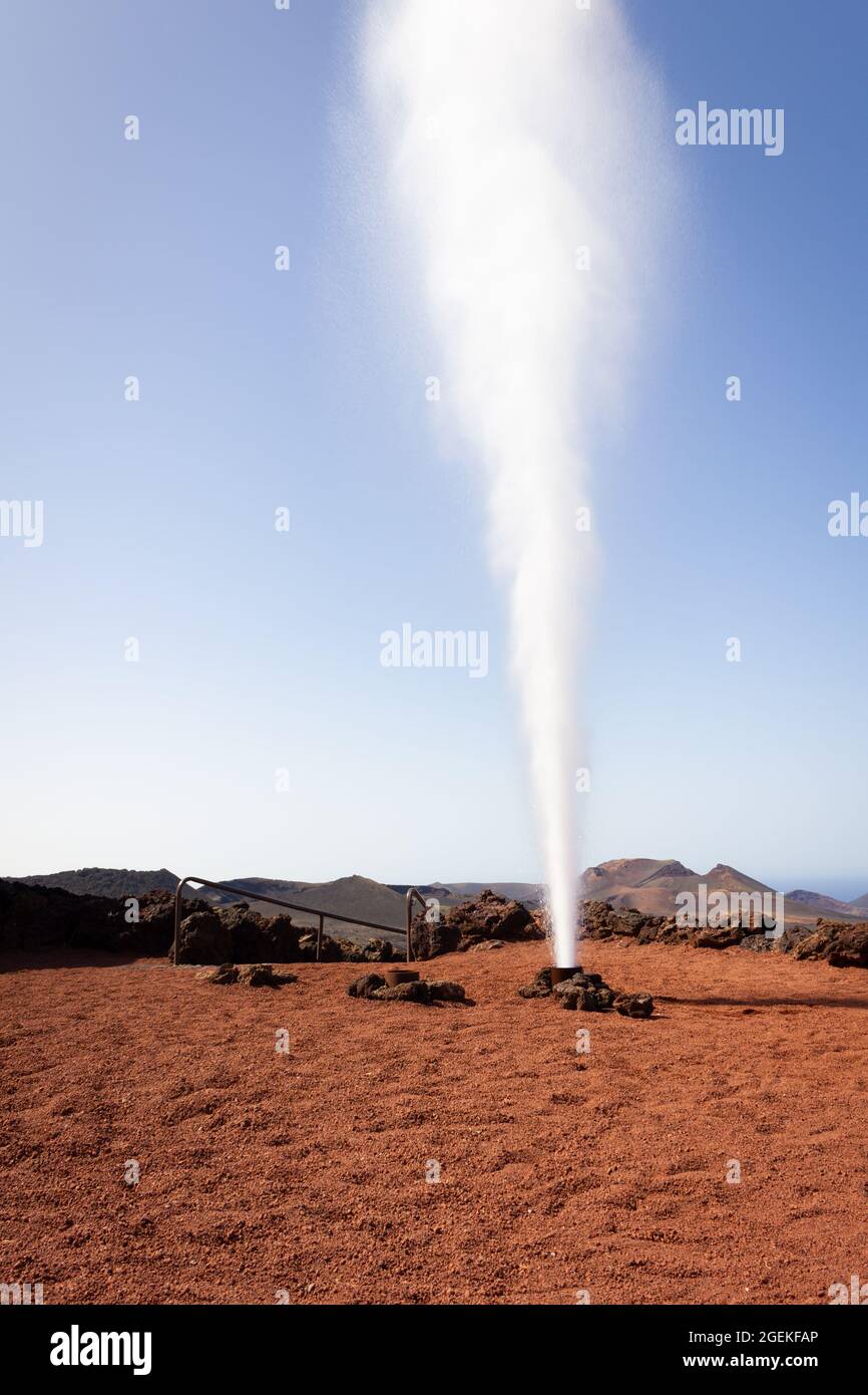 Geyser artificiel de vapeur volcanique éjectant de l'eau dans le parc national de Timanfaya, Lanzarote. Attraction touristique, concepts de destination de voyage Banque D'Images