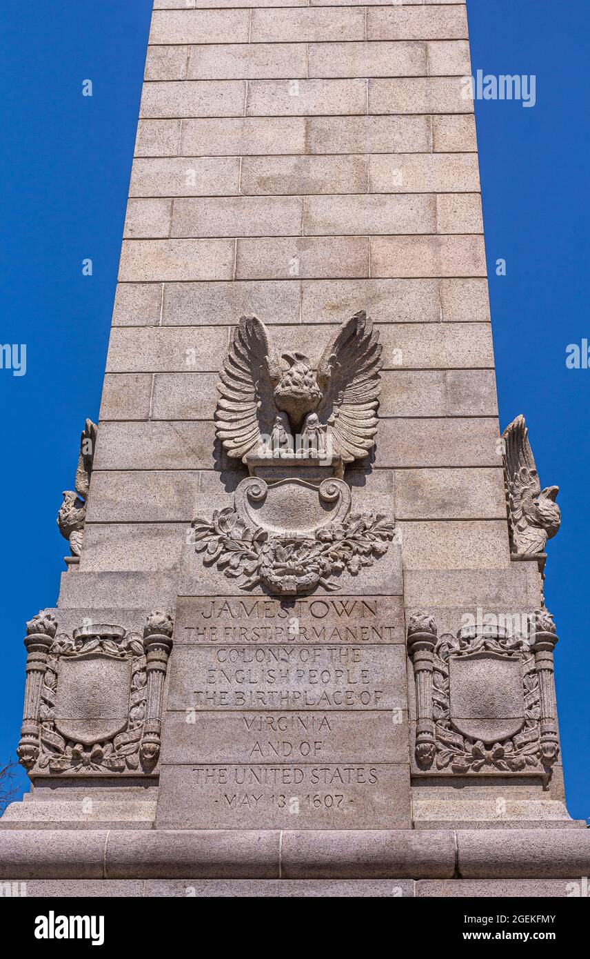 Jamestowne, va, Etats-Unis - 1 avril 2013 : site historique. gros plan du 1er côté du monument centenaire de pierre grise contre ciel bleu. Statue d'aigle et Banque D'Images