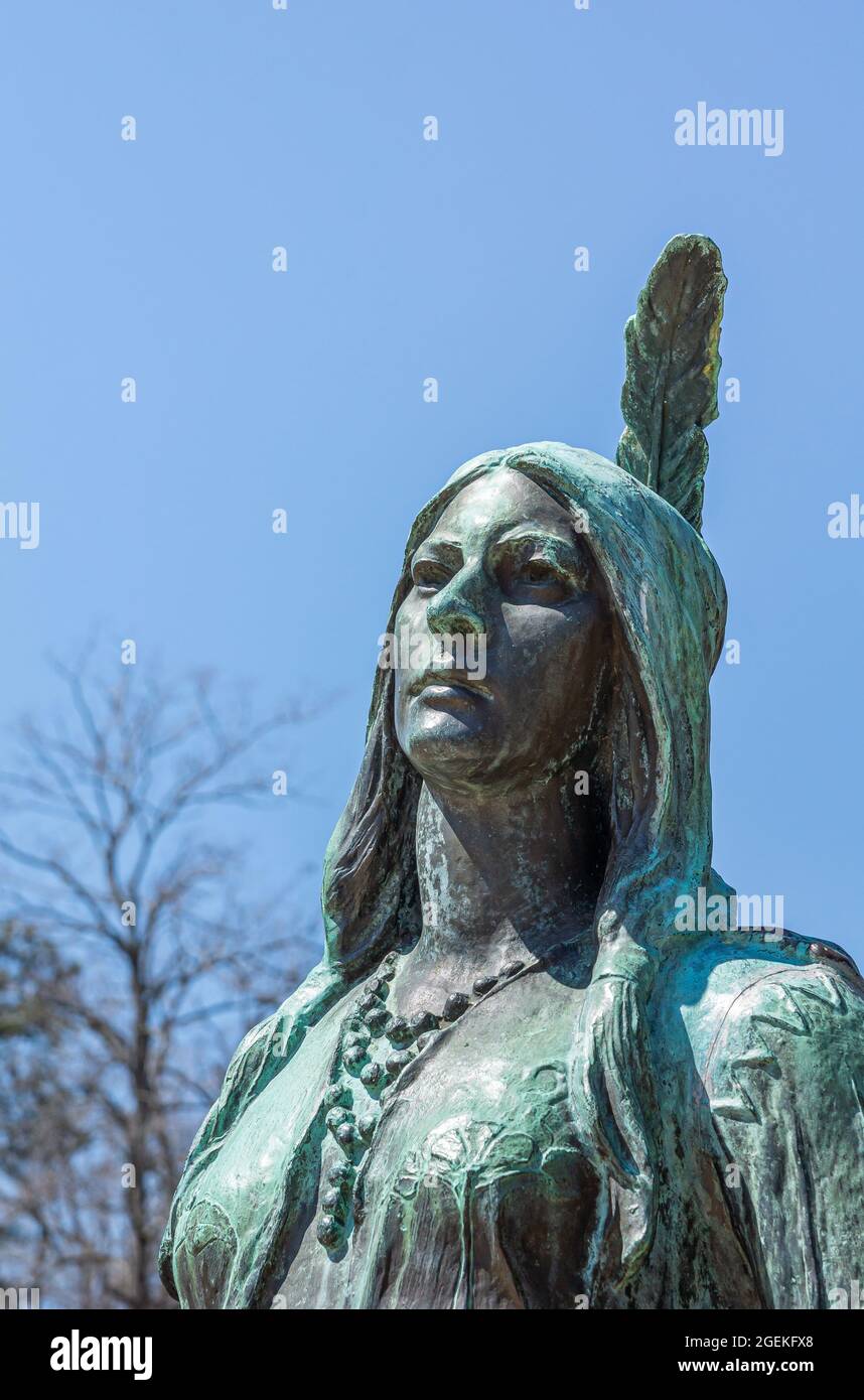 Jamestowne, va, Etats-Unis - 1er avril 2013 : site historique. Gros plan de Pocahontas face sur statue de bronze contre ciel bleu. Banque D'Images