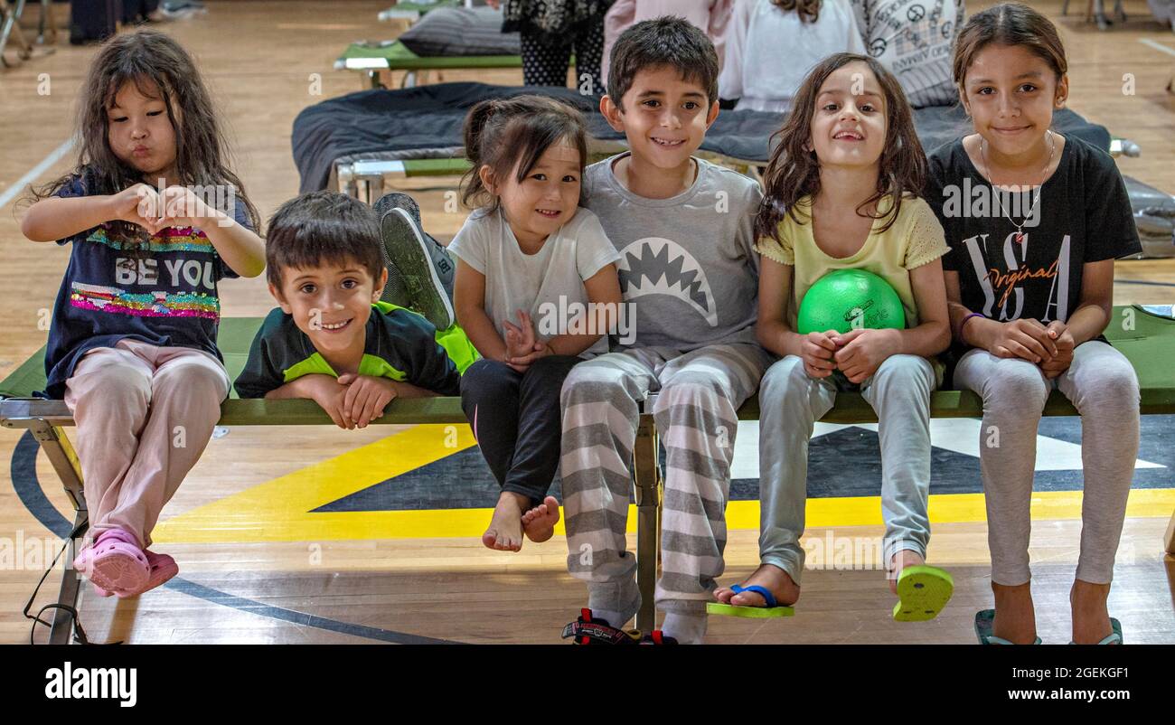 Base aérienne d'Al Udeied, Qatar. 20 août 2021. Les jeunes enfants évacués de Kaboul attendent dans un abri après leur arrivée pour traitement le 20 août 2021 à la base aérienne d'Al Udeied, au Qatar. Credit: Planetpix/Alamy Live News Banque D'Images