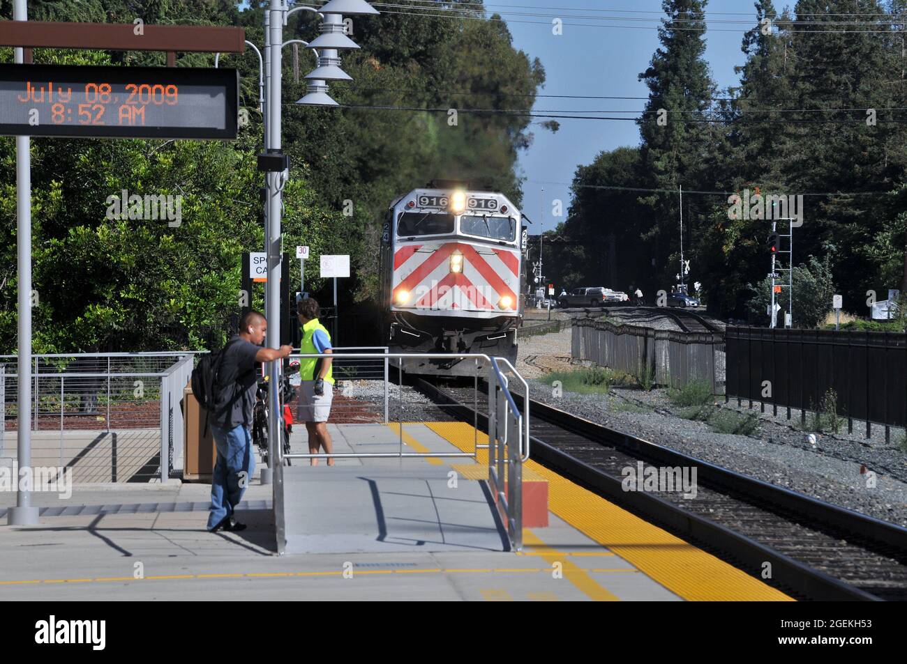 Le train de banlieue Caltrain en direction du sud s'approche de Palo Alto, Silicon Valley, un matin en juillet 2009 Banque D'Images