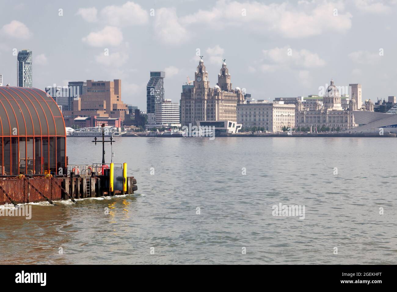 Le spectaculaire front de mer de Liverpool, vu de près du terminal Mersey Ferries Woodside à Birkenhead sur le Wirral Banque D'Images