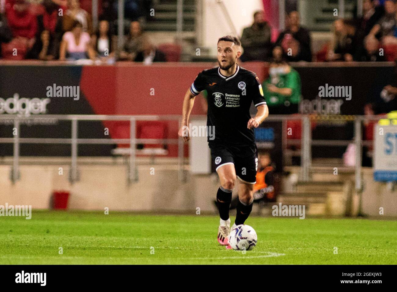 Bristol, Royaume-Uni. 20 août 2021. Matt Grimes de Swansea City en action. EFL Skybet Championship Match, Bristol City et Swansea City au stade Ashton Gate à Bristol, Avon, le vendredi 20 août 2021. Cette image ne peut être utilisée qu'à des fins éditoriales. Utilisation éditoriale uniquement, licence requise pour une utilisation commerciale. Aucune utilisation dans les Paris, les jeux ou les publications d'un seul club/ligue/joueur. photo de Lewis Mitchell/Andrew Orchard sports Photography/Alamy Live News crédit: Andrew Orchard sports Photography/Alamy Live News Banque D'Images