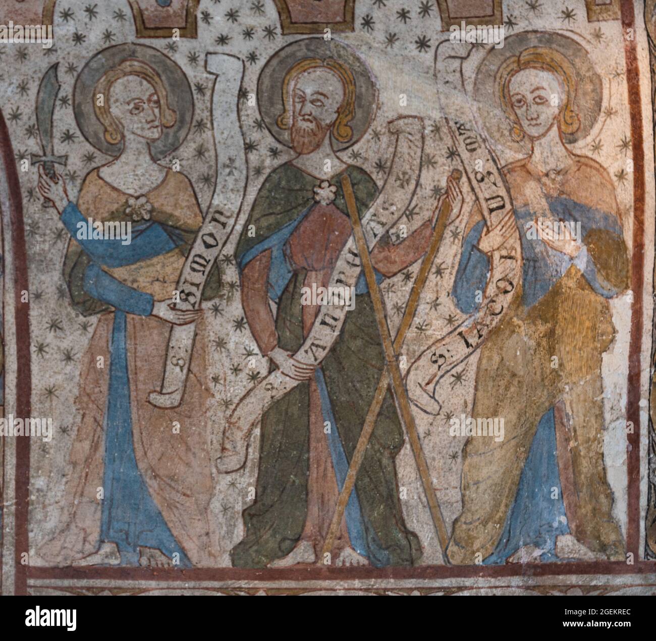 Murale des années 1300 représentant les apôtres Simon, Andrew et Jacob avec des rubans de texte entre leurs mains, Stora Köpinge, Suède, 16 juillet 2021 Banque D'Images