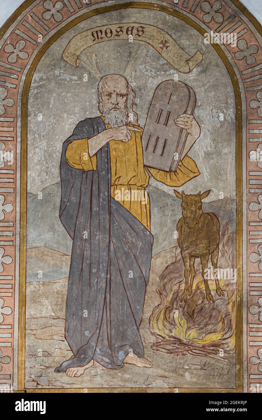 Moïse tient le premier comprimé de pierre des dix commandements et le veau d'or est en arrière-plan, Stora Köpinge, Suède, 16 juillet 2021 Banque D'Images