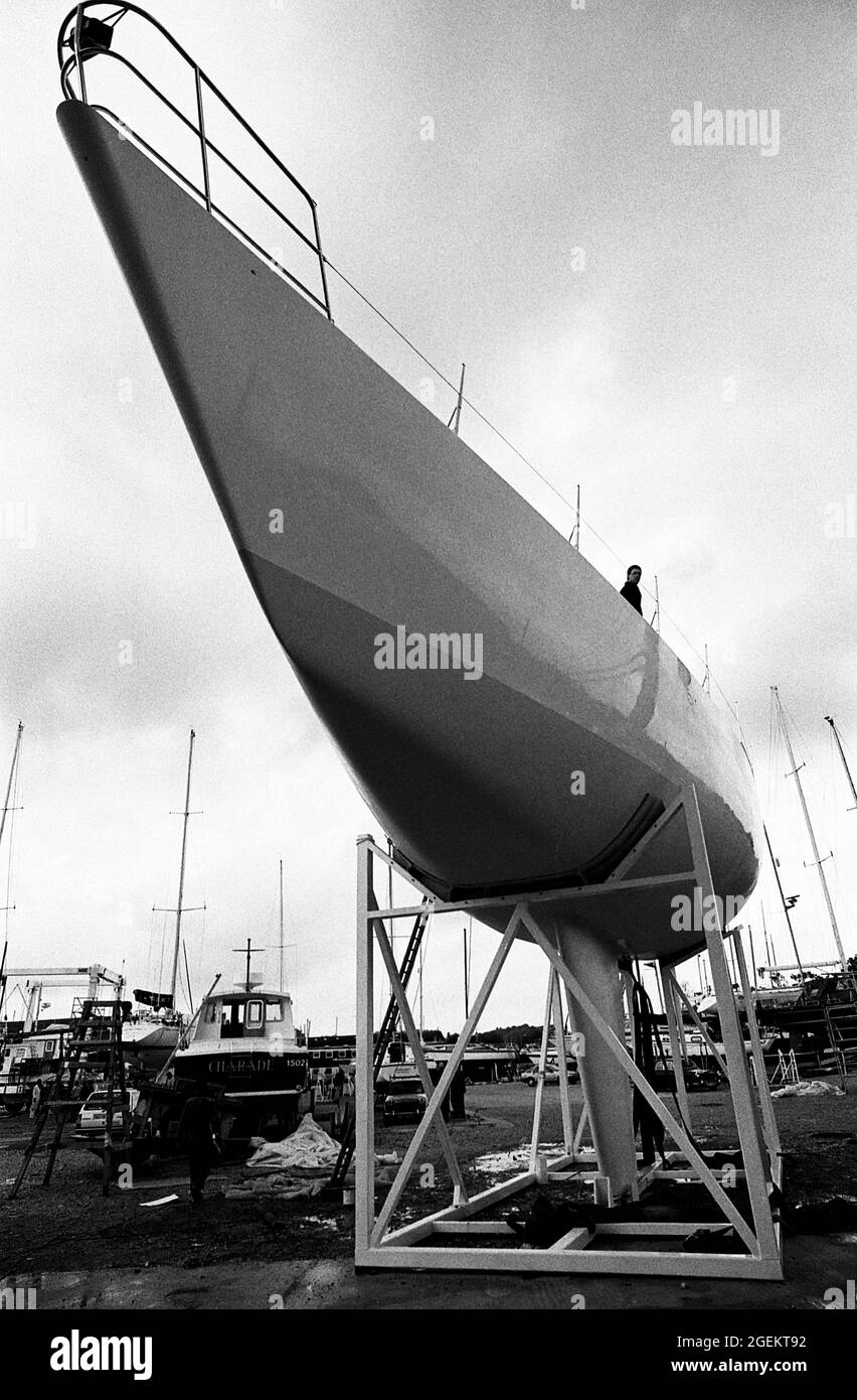 AJAXNETPHOTO. AOÛT 1985. SWANWICK, ANGLETERRE. - COURSE POUR RÉPARER LE YACHT - LE TAMBOUR DE SIMON LE BON À A.H. MOODY'S BOATYARD SUBIT DES RÉPARATIONS SUITE À SON CHAVIREMENT AU LARGE DE LA CÔTE DU DEVON QUAND LE YACHT A PERDU SA QUILLE SUR LA PREMIÈRE ÉTAPE DE LA COURSE DE 605 MILES À FASTNET ROCK. TOUS LES MEMBRES DE L'ÉQUIPE DU TAMBOUR ONT ÉTÉ SAUVÉS. DRUM EST ENTRÉE DANS LA PROCHAINE COURSE DE WHITBREAD AUTOUR DU MONDE. PHOTO:JONATHAN EASTLAND/AJAX. REF:1985 3 16 Banque D'Images
