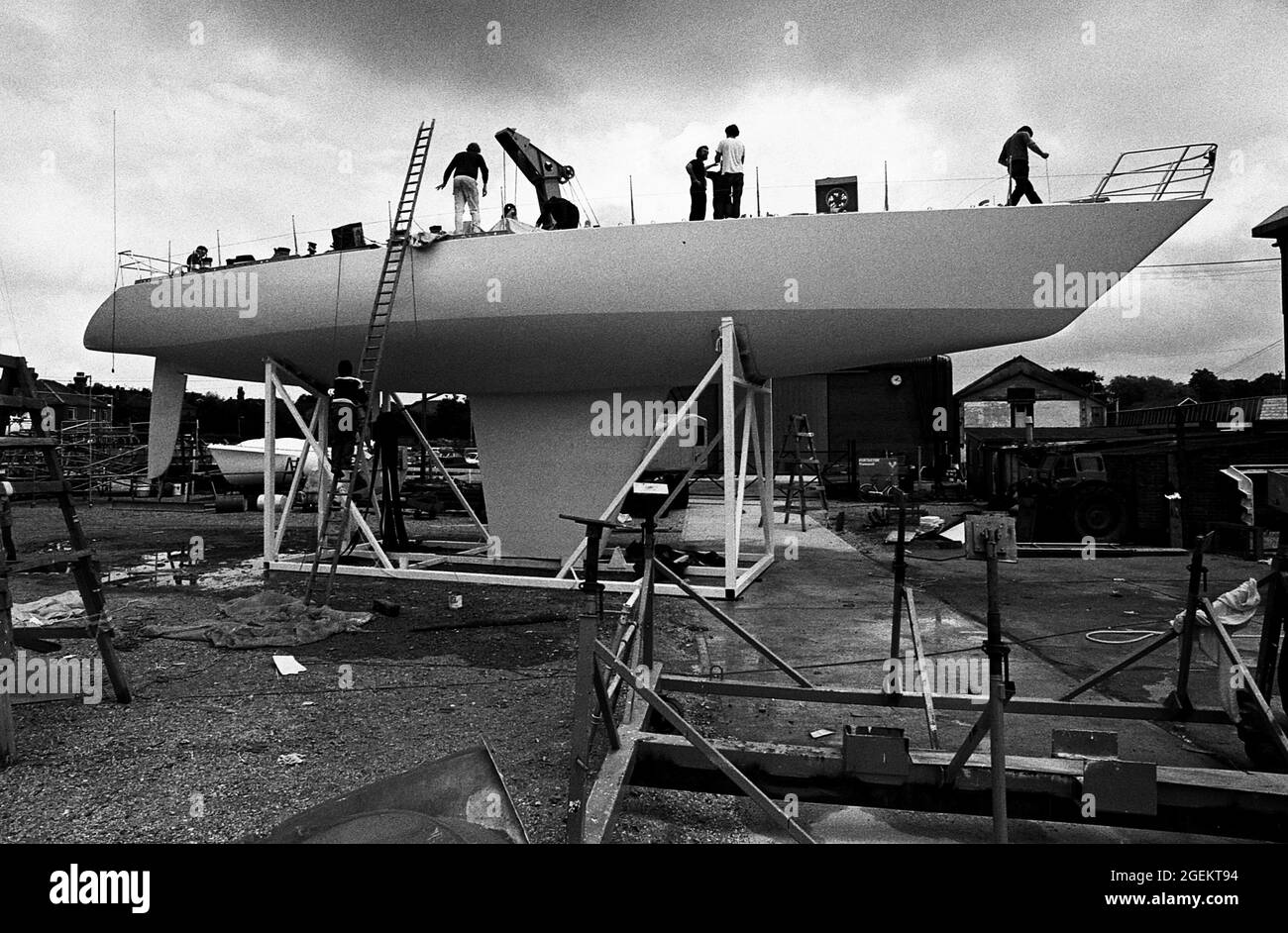 AJAXNETPHOTO. AOÛT 1985. SWANWICK, ANGLETERRE. - COURSE POUR RÉPARER LE YACHT - LE TAMBOUR DE SIMON LE BON À A.H. MOODY'S BOATYARD SUBIT DES RÉPARATIONS SUITE À SON CHAVIREMENT AU LARGE DE LA CÔTE DU DEVON QUAND LE YACHT A PERDU SA QUILLE SUR LA PREMIÈRE ÉTAPE DE LA COURSE DE 605 MILES À FASTNET ROCK. TOUS LES MEMBRES DE L'ÉQUIPE DU TAMBOUR ONT ÉTÉ SAUVÉS. DRUM EST ENTRÉE DANS LA PROCHAINE COURSE DE WHITBREAD AUTOUR DU MONDE. PHOTO:JONATHAN EASTLAND/AJAX. REF:1985 13A 17 Banque D'Images