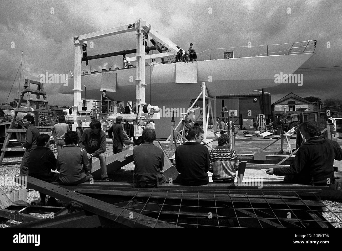 AJAXNETPHOTO. AOÛT 1985. SWANWICK, ANGLETERRE. - COURSE POUR RÉPARER LE YACHT - LE TAMBOUR DE SIMON LE BON À A.H. MOODY'S BOATYARD SUBIT DES RÉPARATIONS SUITE À SON CHAVIREMENT AU LARGE DE LA CÔTE DU DEVON QUAND LE YACHT A PERDU SA QUILLE SUR LA PREMIÈRE ÉTAPE DE LA COURSE DE 605 MILES À FASTNET ROCK. TOUS LES MEMBRES DE L'ÉQUIPE DU TAMBOUR ONT ÉTÉ SAUVÉS. DRUM EST ENTRÉE DANS LA PROCHAINE COURSE DE WHITBREAD AUTOUR DU MONDE. PHOTO:JONATHAN EASTLAND/AJAX. REF:1985 14A 18 Banque D'Images