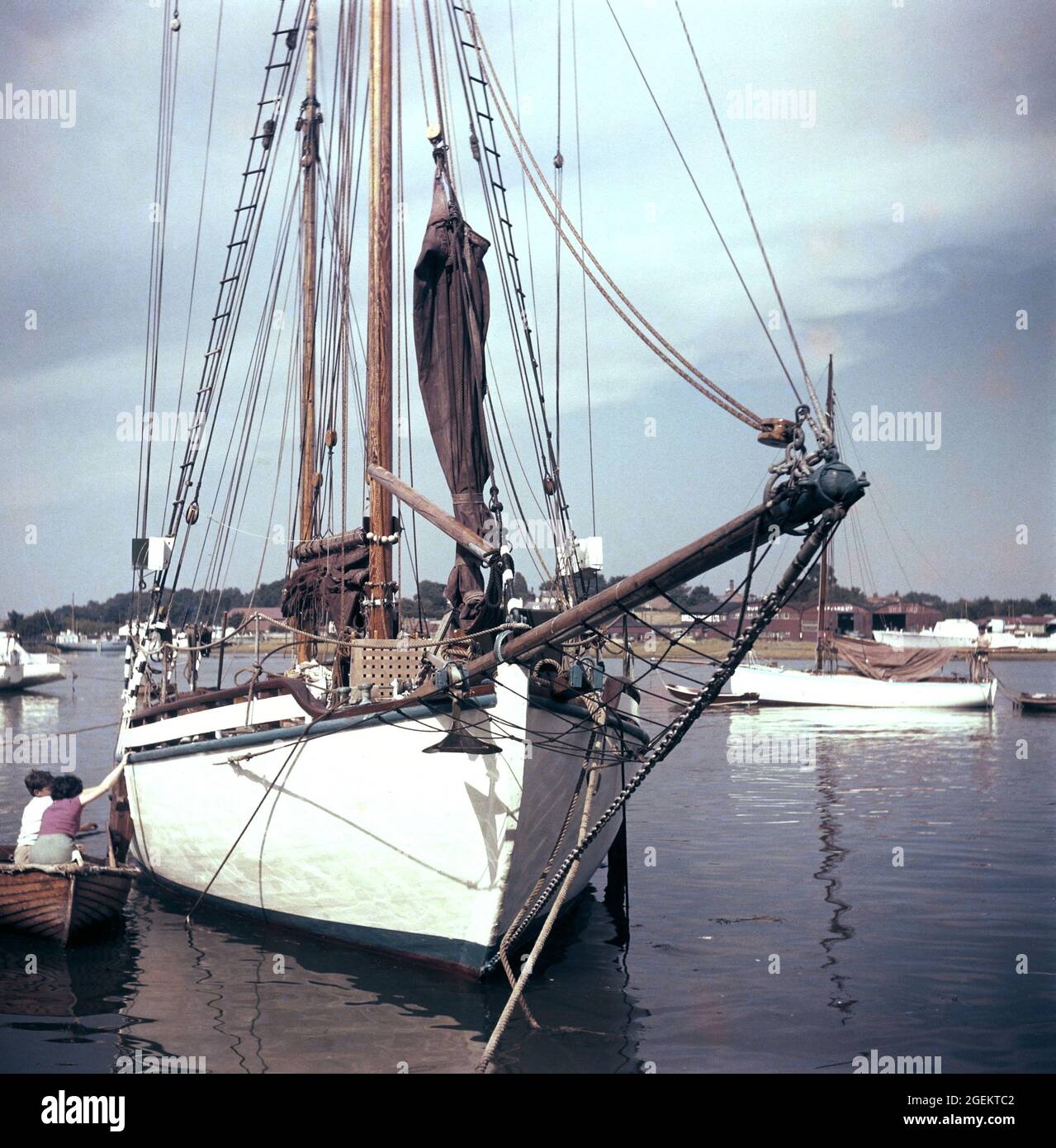 AJAXNETPHOTO. ANNÉES 1960. HAMBLE RIVER, SWANWICK, SOUTHAMPTON, ANGLETERRE. - YACHT ARCHER - LE CÉLÈBRE COLIN ARCHER DE JOHNNY JOHNSON CONÇU BATEAU DE CROISIÈRE ÉVASION CONSTRUIT À RISOR NORVÈGE EN 1937 À SON AMARRAGE DE RIVIÈRE AU DÉBUT DES ANNÉES 1960.PHOTO: ÉSUSANNAH RITCHIE COLLECTION/AJAX REF:SR1960S 44 Banque D'Images