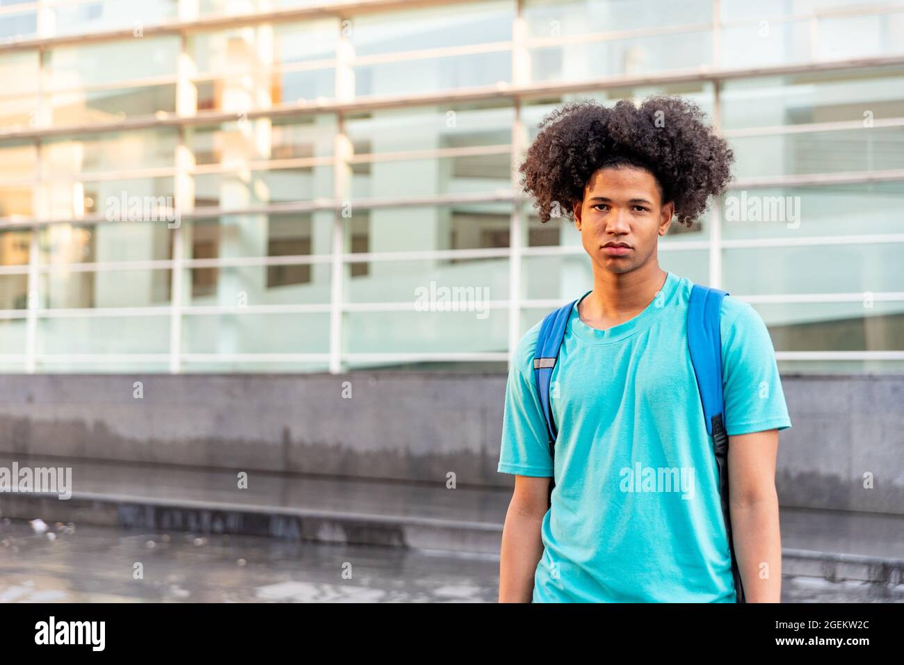 Africain latin adolescent dans la ville Banque D'Images