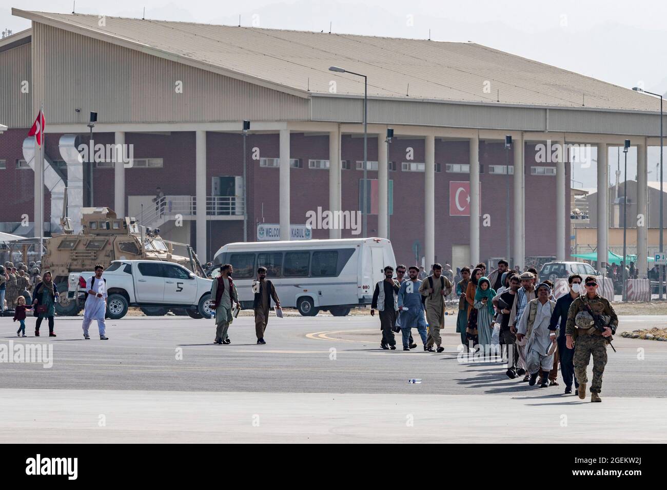 Kaboul, Afghanistan. 20 août 2021. Une marine américaine conduit des civils à un avion C-17 Globemaster III de la Force aérienne américaine, pendant l'évacuation des non-combattants à l'aéroport international Hamid Karzaï, dans le cadre de l'opération alliés refuge, le 20 août 2021 à Kaboul, en Afghanistan. Credit: Planetpix/Alamy Live News Banque D'Images