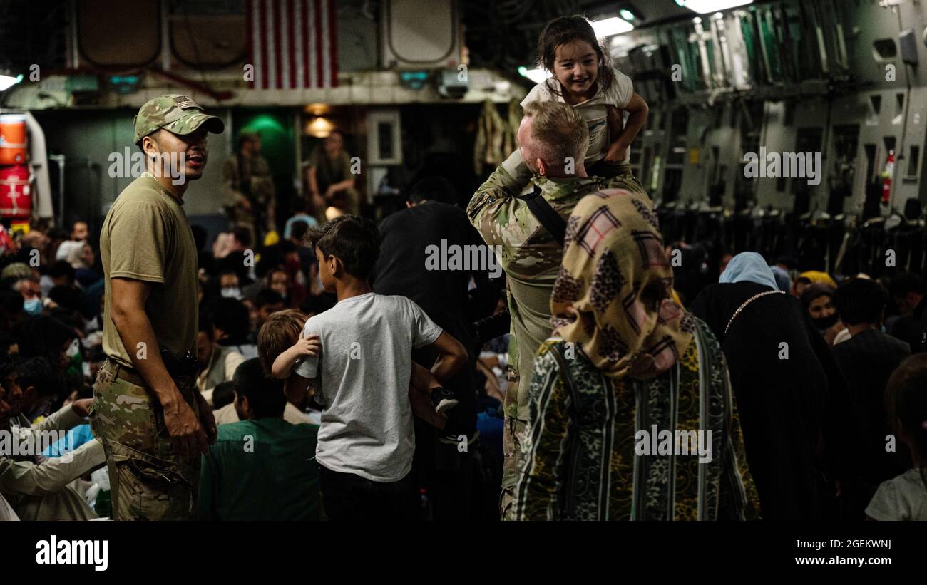 Kaboul, Afghanistan. 19 août 2021. Les aviateurs de la US Air Force aident à charger des réfugiés afghans sur un avion C-17 Globemaster III, pendant l'évacuation des non-combattants à l'aéroport international Hamid Karzaï, dans le cadre de l'opération alliés refuge le 19 août 2021 à Kaboul, en Afghanistan. Credit: Planetpix/Alamy Live News Banque D'Images