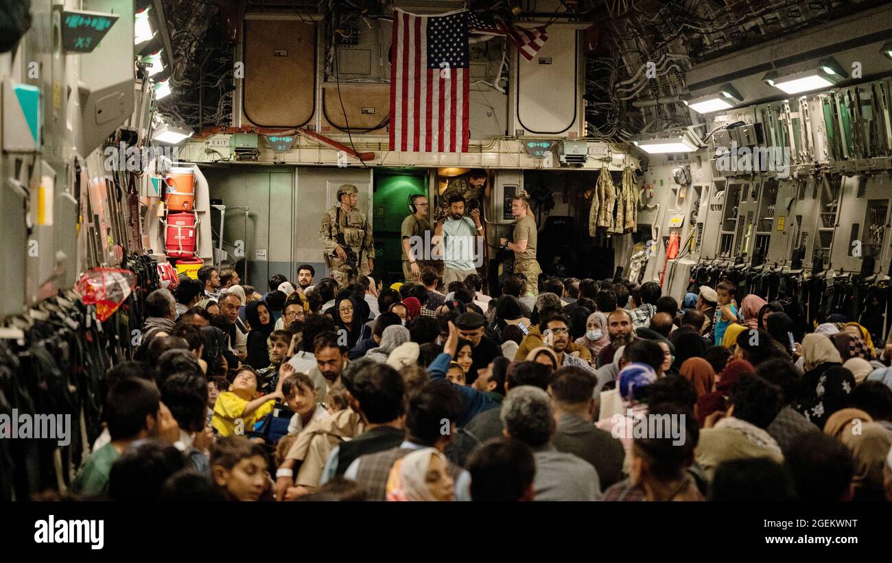 Kaboul, Afghanistan. 19 août 2021. Les aviateurs de la US Air Force aident à charger des réfugiés afghans sur un avion C-17 Globemaster III, pendant l'évacuation des non-combattants à l'aéroport international Hamid Karzaï, dans le cadre de l'opération alliés refuge le 19 août 2021 à Kaboul, en Afghanistan. Credit: Planetpix/Alamy Live News Banque D'Images