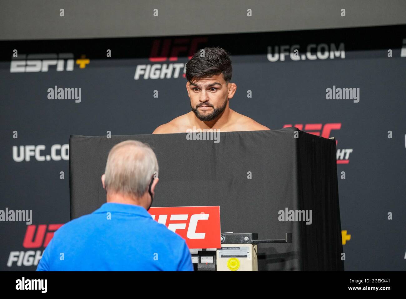 Las Vegas, États-Unis. 20 août 2021. LAS VEGAS, NV - AOÛT 20 : Kelvin Gastelum se met sur la balance pour les pesées officielles à UFC Apex pour la nuit de combat UFC - Vegas 34 - pesées le 20 août 2021 à Las Vegas, NV, États-Unis. (Photo de Louis Grasse/PxImages) crédit: PX Images/Alamy Live News Banque D'Images