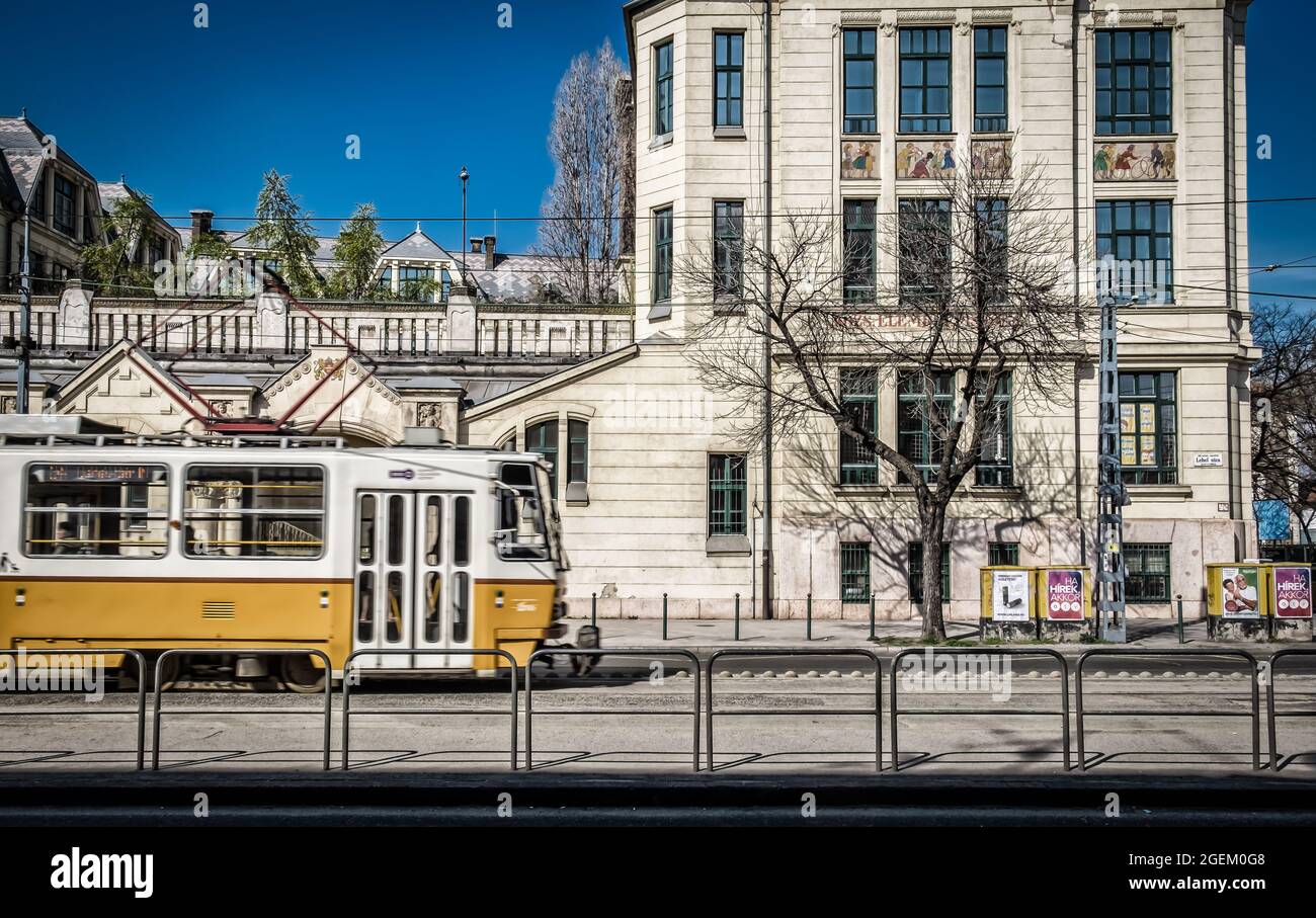 Budapest, Hongrie, mars 2020, vue sur un tramway passant par un bâtiment dans la rue Lehel Banque D'Images