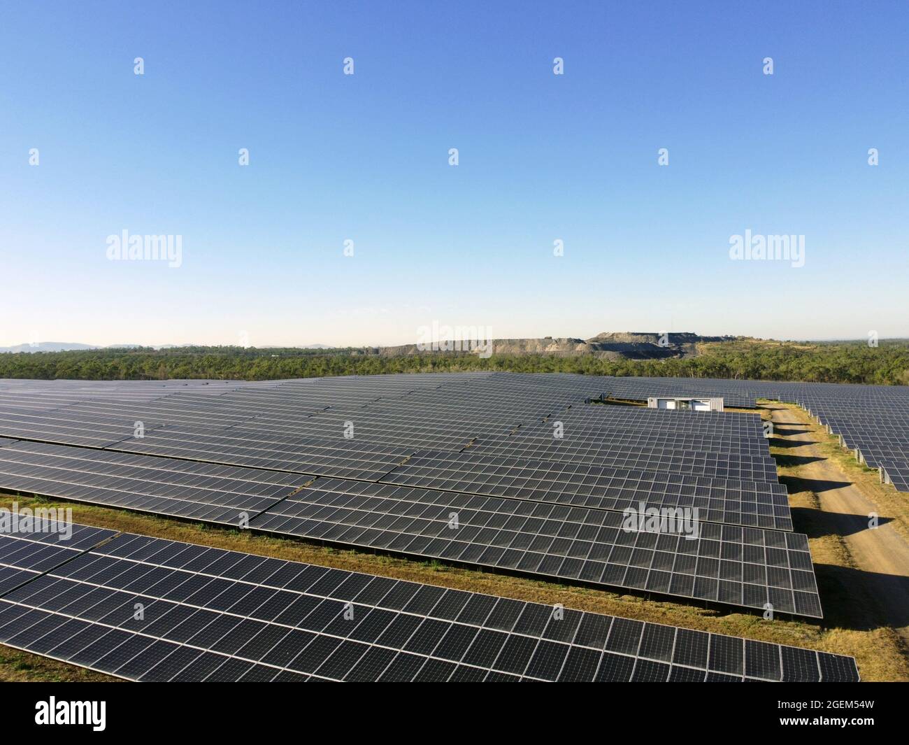 Ferme solaire avec mine de charbon ouverte en arrière-plan, Collinsville, Queensland, Australie. Pas de PR Banque D'Images