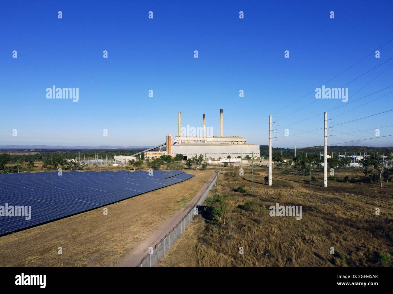 Vue aérienne du nouveau panneau solaire générant de l'énergie propre à côté de la centrale au charbon désutilisée, Collinsville, Queensland, Australie. Pas de PR Banque D'Images