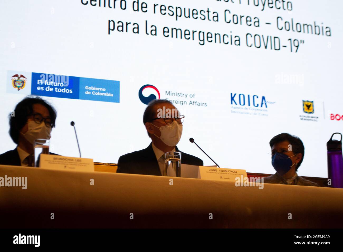 Bogota, Colombie. 19 août 2021. Le directeur de l'Agence de coopération internationale de la République de Corée en Colombie (KOICA), Seugchul Lee (à gauche), l'ambassadeur de la Corée du Sud en Colombie, Jong Youn Choo (au centre), le maire de Bogota, Claudia Lopez (à droite) lors de la signature du don de 4.5 millions de dollars de la Corée du Sud à Bogota, À Bogota, Colombie, le 19 août 2021 crédit: Long Visual Press/Alamy Live News Banque D'Images