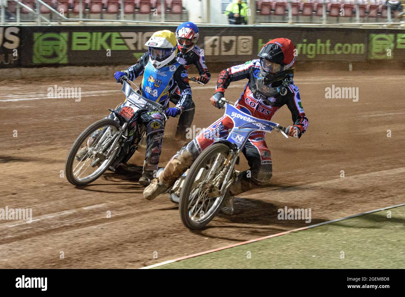Manchester, Royaume-Uni. 20 août 2021. Harry McGurk (rouge) à l'intérieur d'Archie Freeman (jaune) avec Paul Bowen (bleu) lors du match de la Ligue nationale de développement entre Belle vue Aces et Armadale Devils au National Speedway Stadium, Manchester, le vendredi 20 août 2021. (Credit: Ian Charles | MI News) Credit: MI News & Sport /Alay Live News Banque D'Images
