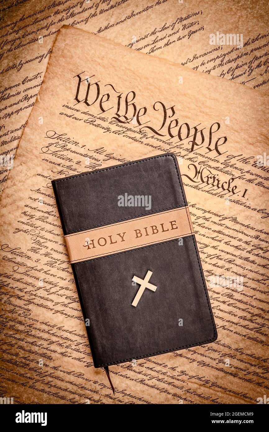 Une sainte bible et une petite croix reposent sur la Constitution des États-Unis, qui est emblématique de la liberté de religion sans persécution. Banque D'Images