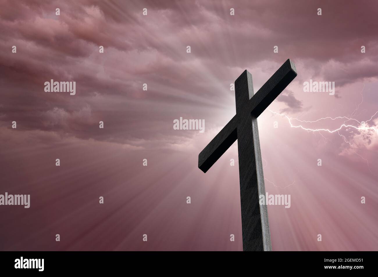 Image dramatique montrant une croix religieuse encadrée contre un ciel de foudre, de lumière vive et de rayons du soleil, montrant la venue du Seigneur. Copier sp Banque D'Images