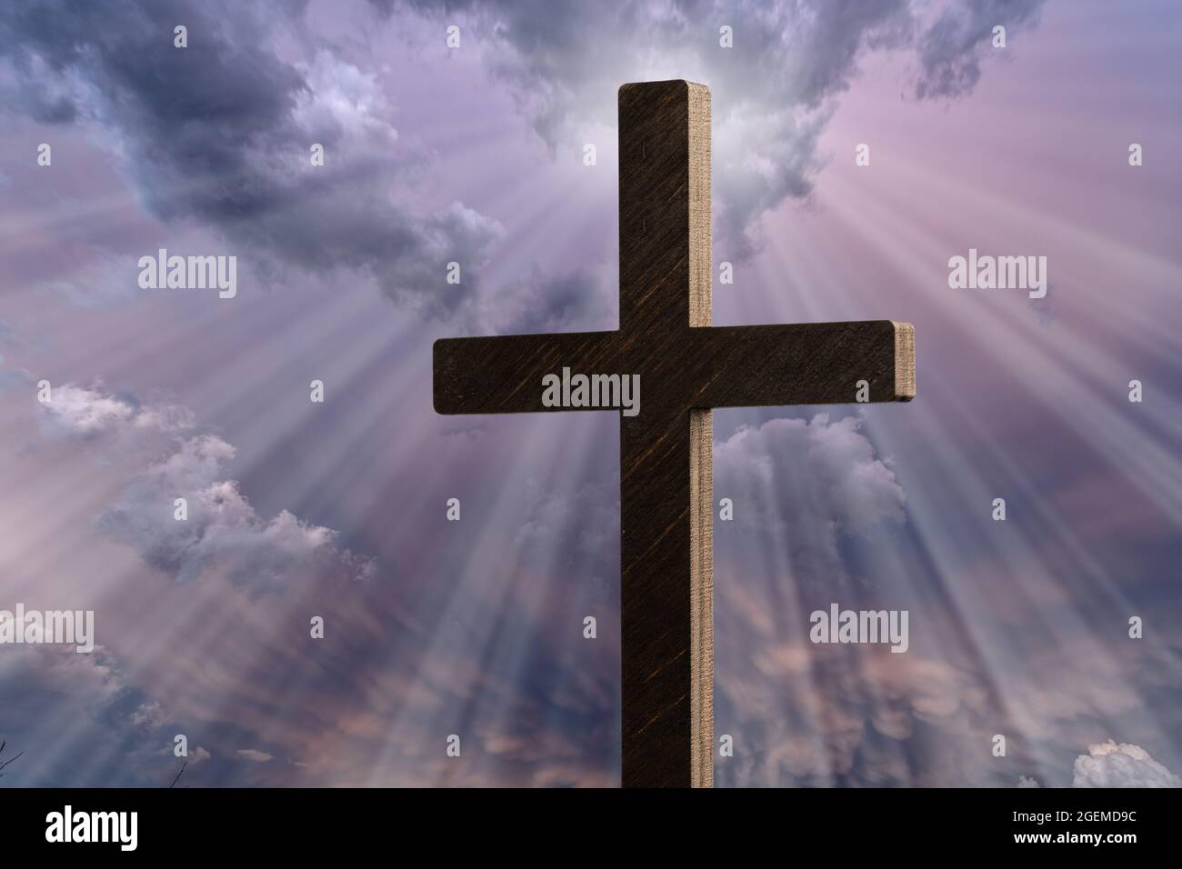 Image dramatique montrant une croix d'église religieuse encadrée contre un ciel de moody qui commence à s'ouvrir et à percer la lumière à travers derrière la croix, showin Banque D'Images