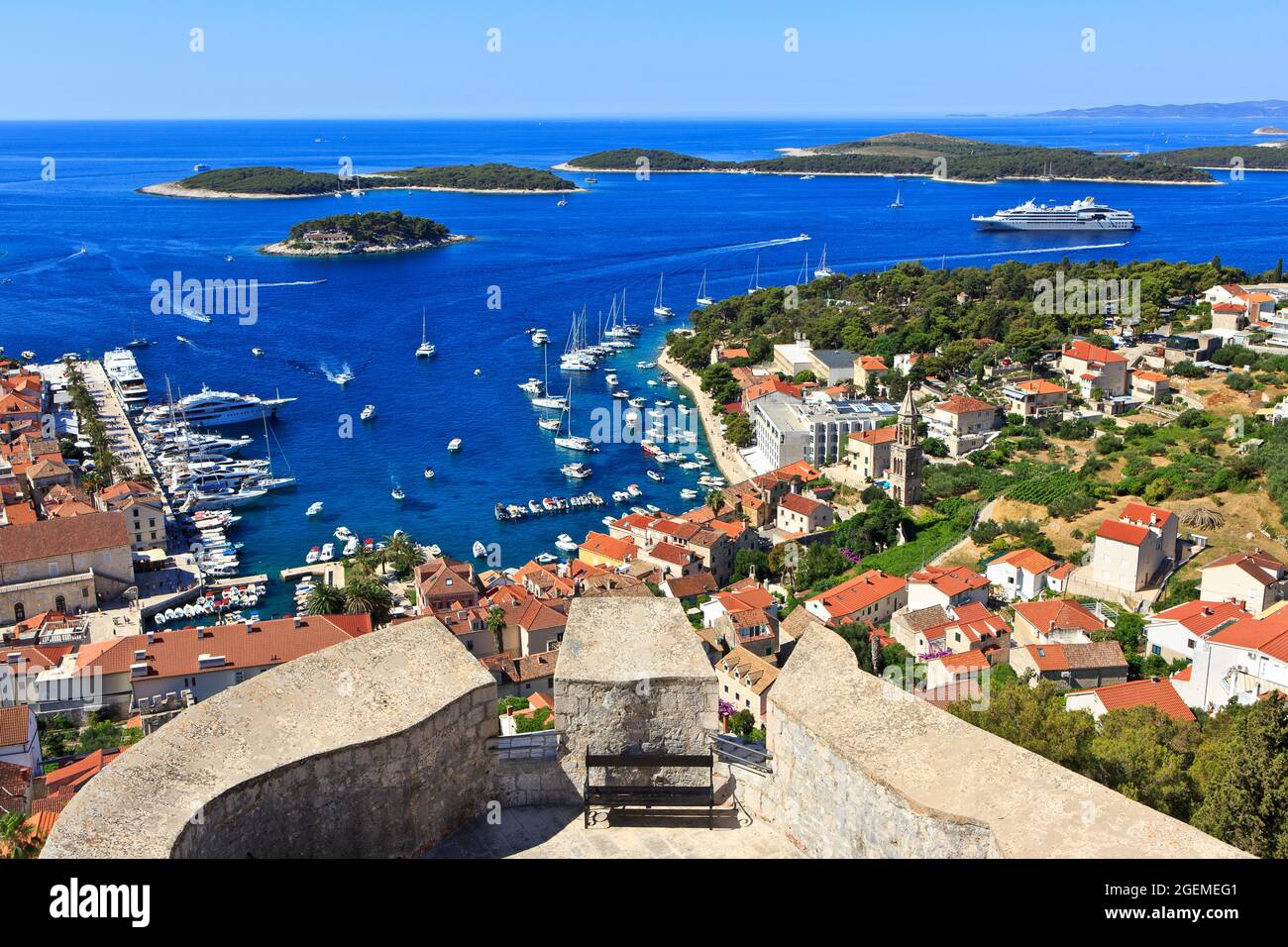 Vue panoramique depuis la forteresse espagnole sur Hvar et les îles Paklinski (comté de Split), Croatie Banque D'Images Vue panoramique depuis la forteresse espagnole sur Hvar et les îles Paklinski (comté de Split), Croatie Banque D'Images