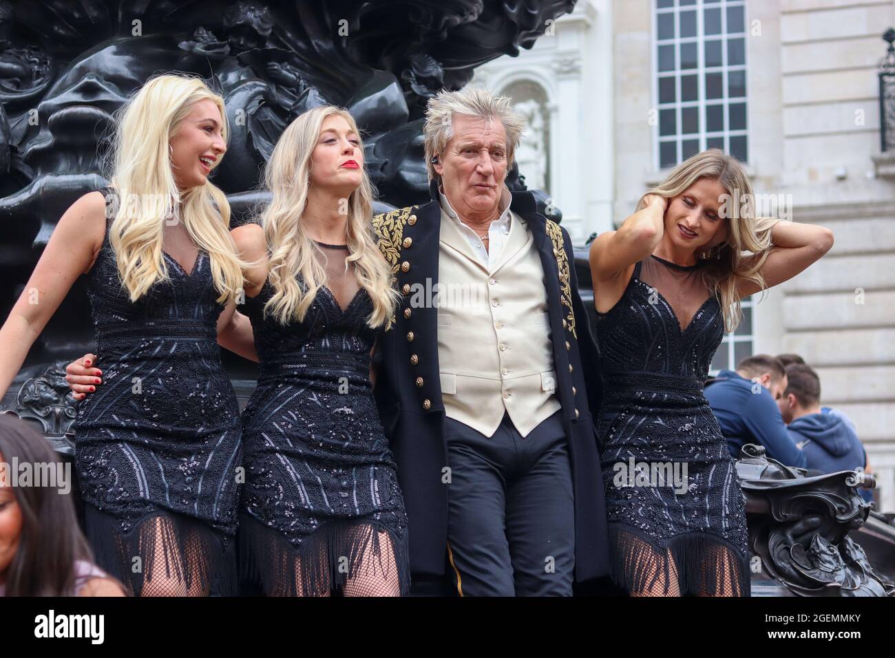 Londres, Royaume-Uni. 20 août 2021. Le musicien Rod Stewart filme de la musique vidéo sur la statue de la Fontaine commémorative Shaftesbury 'Eros' à Piccadilly Circus crédit: Lucy North/Alay Live News Banque D'Images