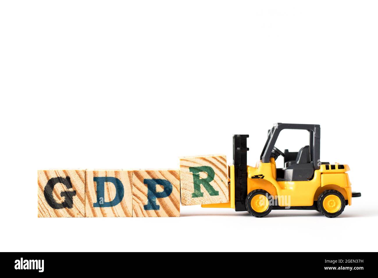 Chariot élévateur à jouets tenir le bloc de lettres r pour compléter le mot GDPR (General Data protection Regulation) sur fond blanc Banque D'Images
