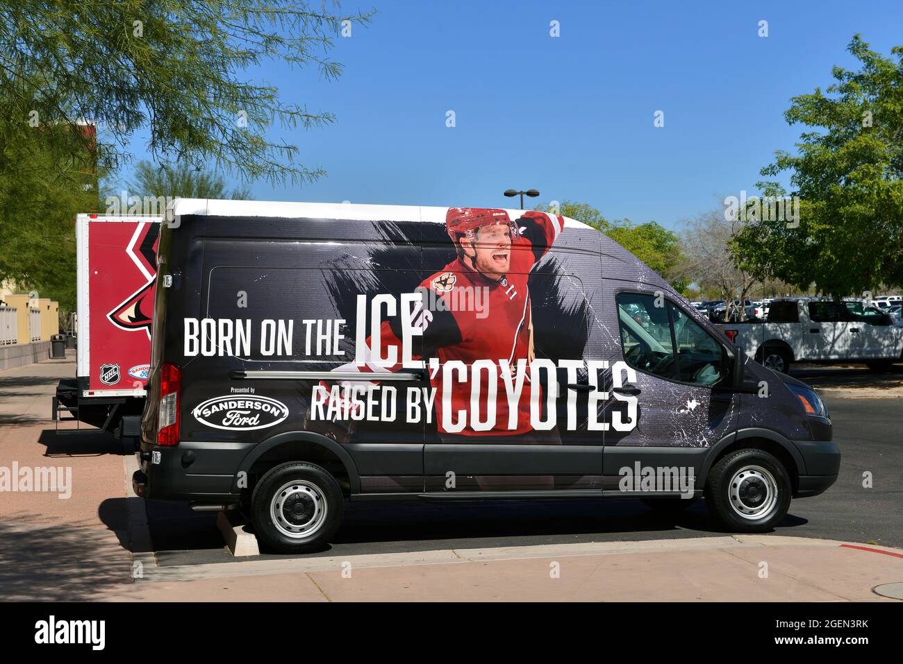 Glendale, AZ, Etats-Unis - 25 février 2016 : minibus avec photo de Max Domi des Coyotes de l'Arizona garés à l'extérieur de la Gila River Arena, stade des équipes de la LNH Banque D'Images
