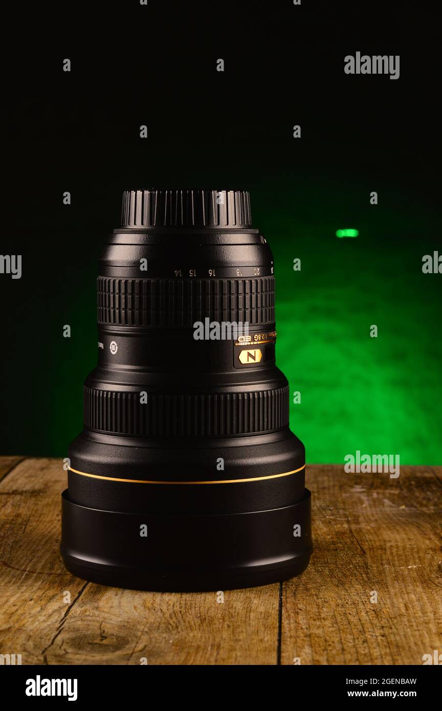 Nikon super zoom objectif 14-24mm en studio Banque D'Images