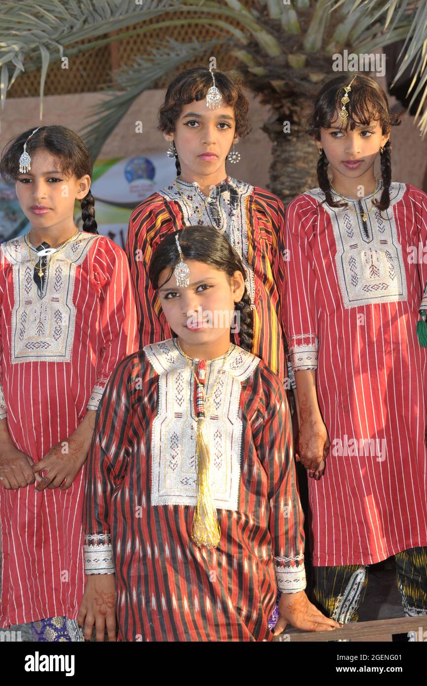 Visages de filles dans Muscat Festival Banque D'Images