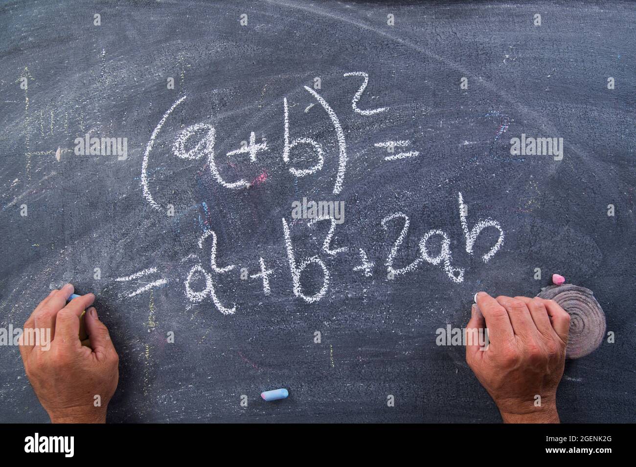 Représentation graphique d'une formule mathématique écrite avec de la craie sur le tableau noir Banque D'Images