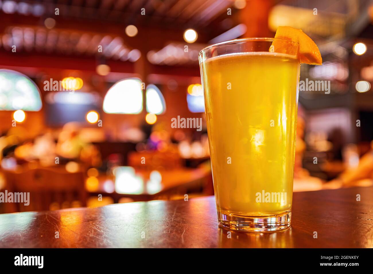 Gros plan d'une bière froide avec une tranche d'orange à Oklahoma City, États-Unis Banque D'Images