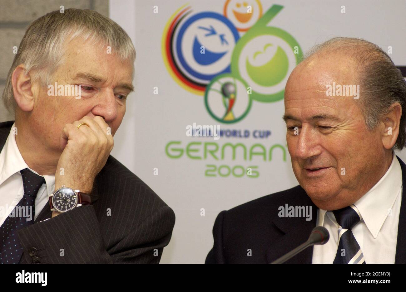 Arena auf Schalke Gelsenkirchen Allemagne 19.11.2002, présentation du logo de la coupe du monde de football de la FIFA 2006 Allemagne - Otto SCHILY et Josef BLATTER Banque D'Images