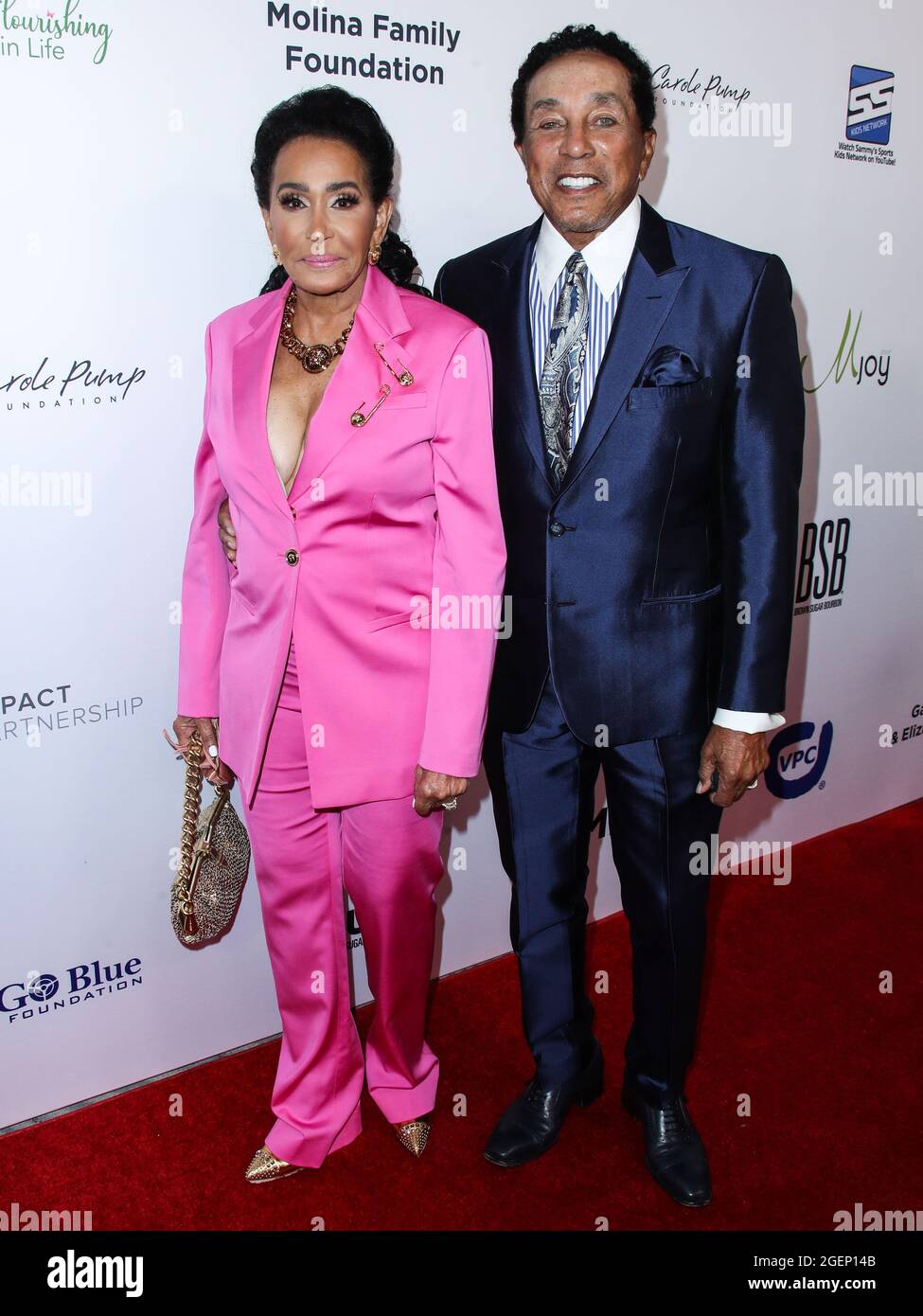 Beverly Hills, États-Unis. 20 août 2021. BEVERLY HILLS, LOS ANGELES, CALIFORNIE, États-Unis - AOÛT 20 : Frances Glandney et le mari/chanteur-compositeur Smokey Robinson arrivent au 21e Gala annuel de la Fondation Harold et Carole Pump qui s'est tenu à l'hôtel Beverly Hilton le 20 août 2021 à Beverly Hills, Los Angeles, Californie, États-Unis. (Photo de Xavier Collin/image Press Agency) Credit: Image Press Agency/Alay Live News Banque D'Images
