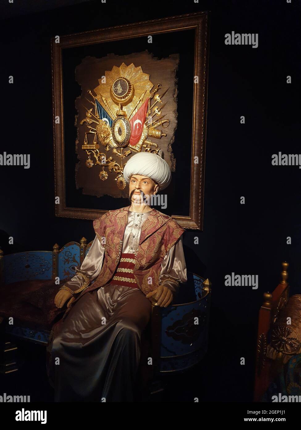 Eskisehir, Turquie, 7 juin 2019 : sculpture de l'Alp Arslan, deuxième sultan du Grand Empire Seljuk, assis sur son trône devant l'emblème ottoman. Banque D'Images