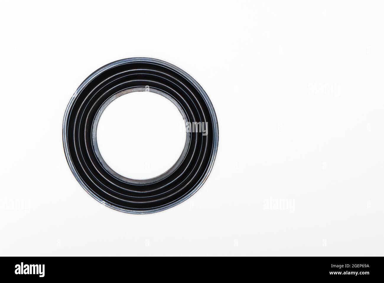 Bague en caoutchouc noir - joint, pièces pour réparation de voiture. Jeu de pièces de rechange pour l'entretien du système de freinage d'un véhicule. Détails sur fond blanc, espace de copie disponible. Banque D'Images