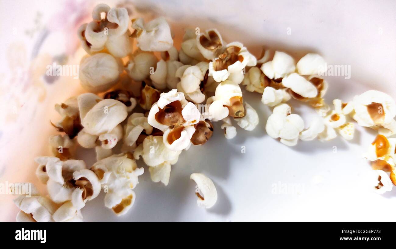 Quelques pop-corn frais dans une boîte blanche Banque D'Images