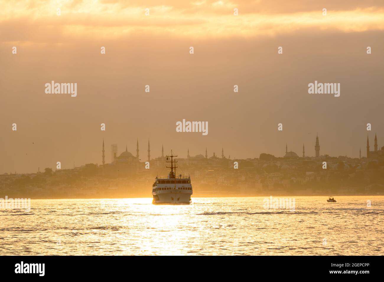 Les lignes de ferry d'Istanbul et le paysage urbain d'Istanbul au coucher du soleil. Banque D'Images