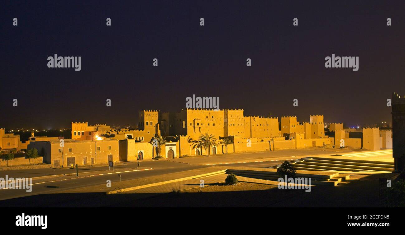 Avant l'aube, la pittoresque Kasbah de Taourirt, Ouarzazate, Maroc. Banque D'Images