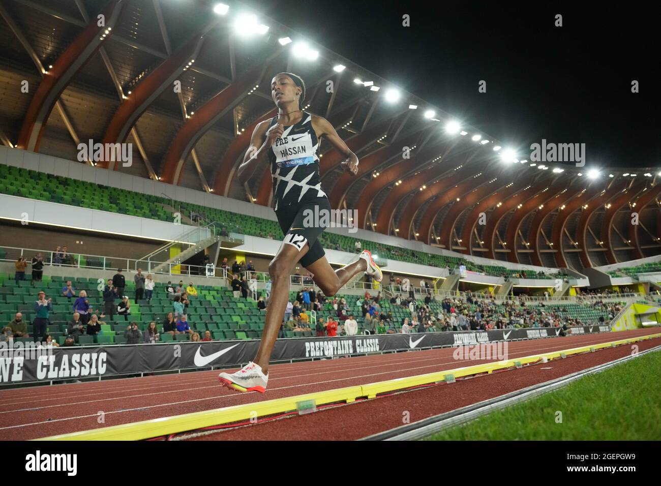 Sifan Hassan (NED) remporte le 5 000 m féminin en 14:27.89 lors de la 46e Classique Prefontaine, le vendredi 20 août 2021, à Eugene, Our. Banque D'Images