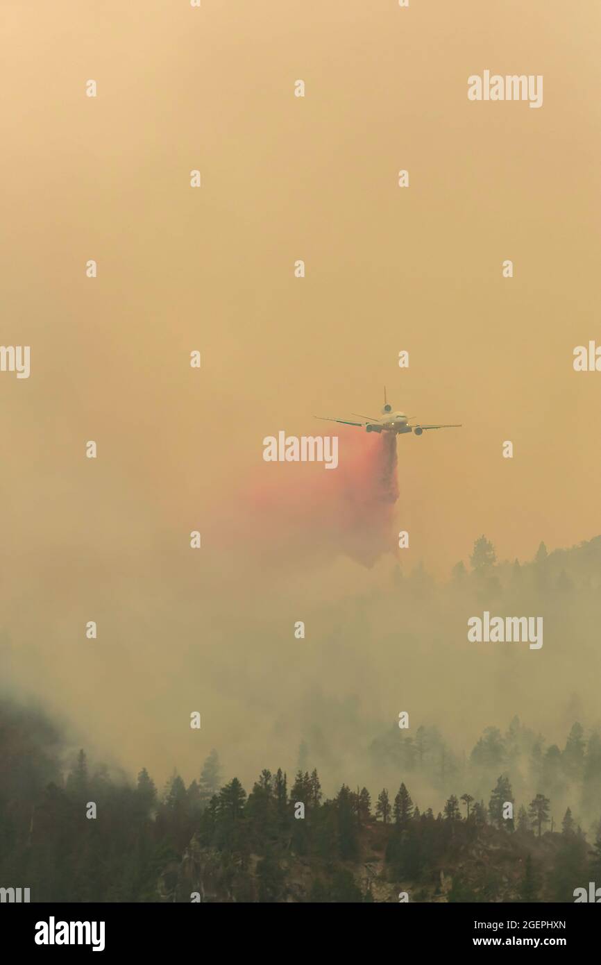 Milford, États-Unis. 20 août 2021. Un réservoir d'air DC-10 laisse tomber un produit ignifuge au-dessus de l'incendie de Dixie. Un feu de spot du feu Dixie se répand sur l'autoroute 395. CAL Fire rapporte que le Dixie Fire a maintenant augmenté de plus de 700,000 acres. La cause de l'incendie est encore en cours d'investigation. Crédit : SOPA Images Limited/Alamy Live News Banque D'Images