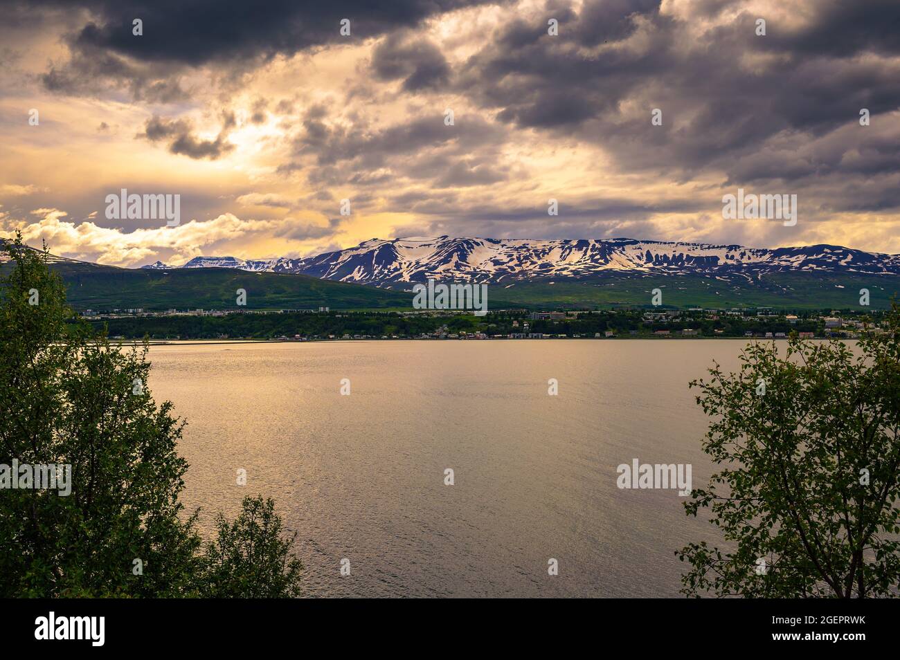 Ville d'Akureyri avec des montagnes enneigées et le fjord Eyjafjordur dans le nord de l'Islande Banque D'Images