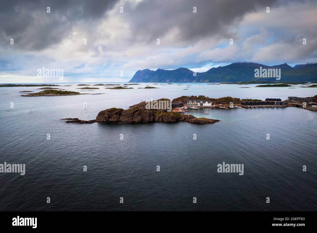 Vue aérienne du village de Hamn i Senja situé sur l'île de Senja en Norvège Banque D'Images