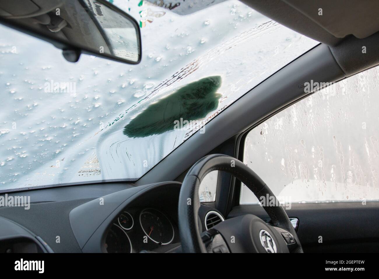 Nettoyage d'une voiture dans un lave-auto pour les mains au Royaume-Uni Banque D'Images