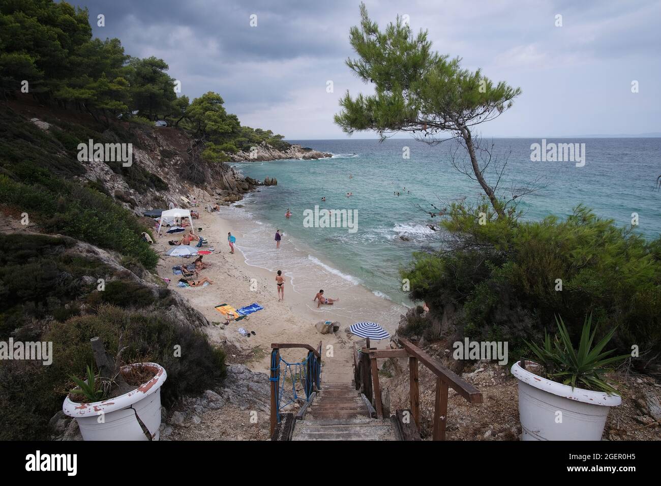 Halkidiki, Grèce - 19 août 2021 : la petite plage de Kavourotypes à Chalkidiki en Grèce Banque D'Images